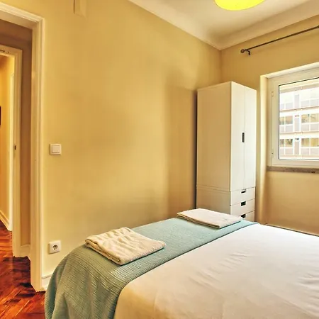 Almirante 3-four Bedrooms Appartement