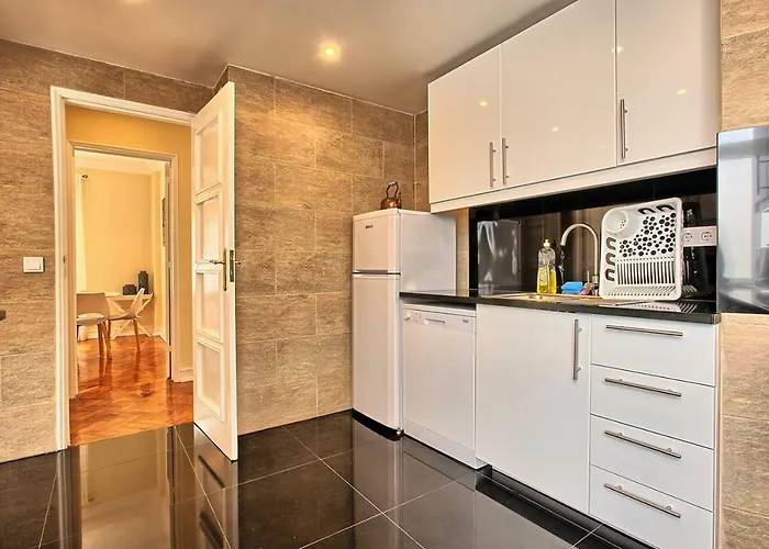 Almirante 3-four Bedrooms 아파트