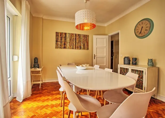 Almirante 3-four Bedrooms 아파트